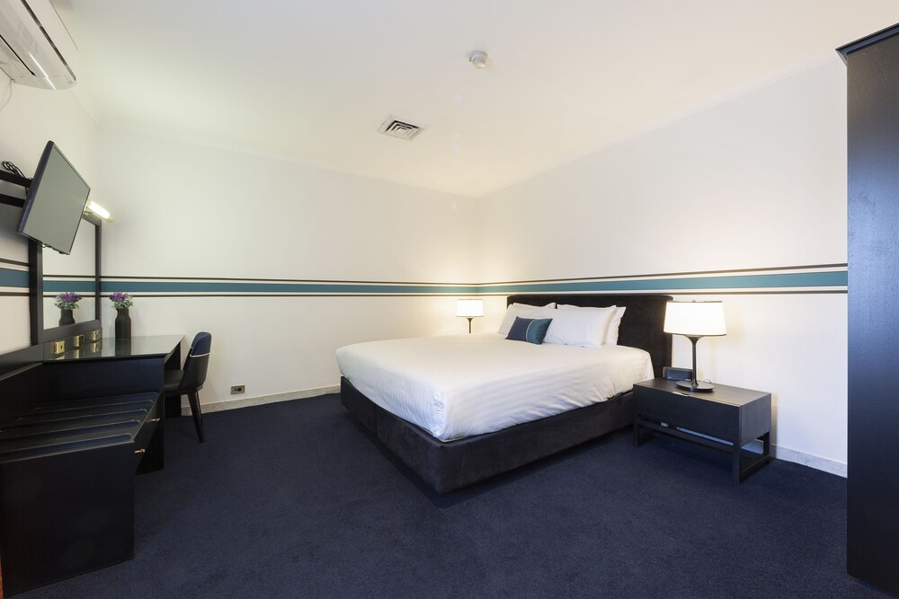 Ramada by Wyndham Diplomat Canberra