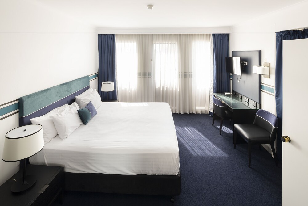 Ramada by Wyndham Diplomat Canberra