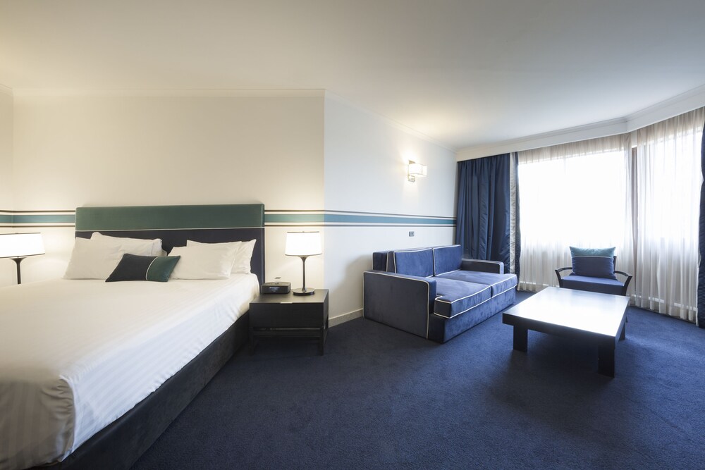 Ramada by Wyndham Diplomat Canberra