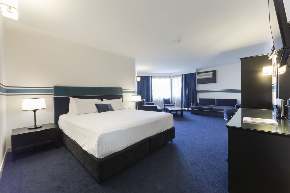 Ramada by Wyndham Diplomat Canberra