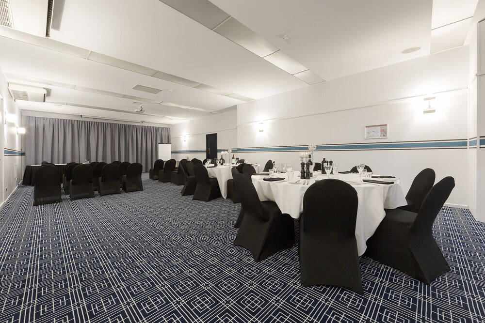 Ramada by Wyndham Diplomat Canberra