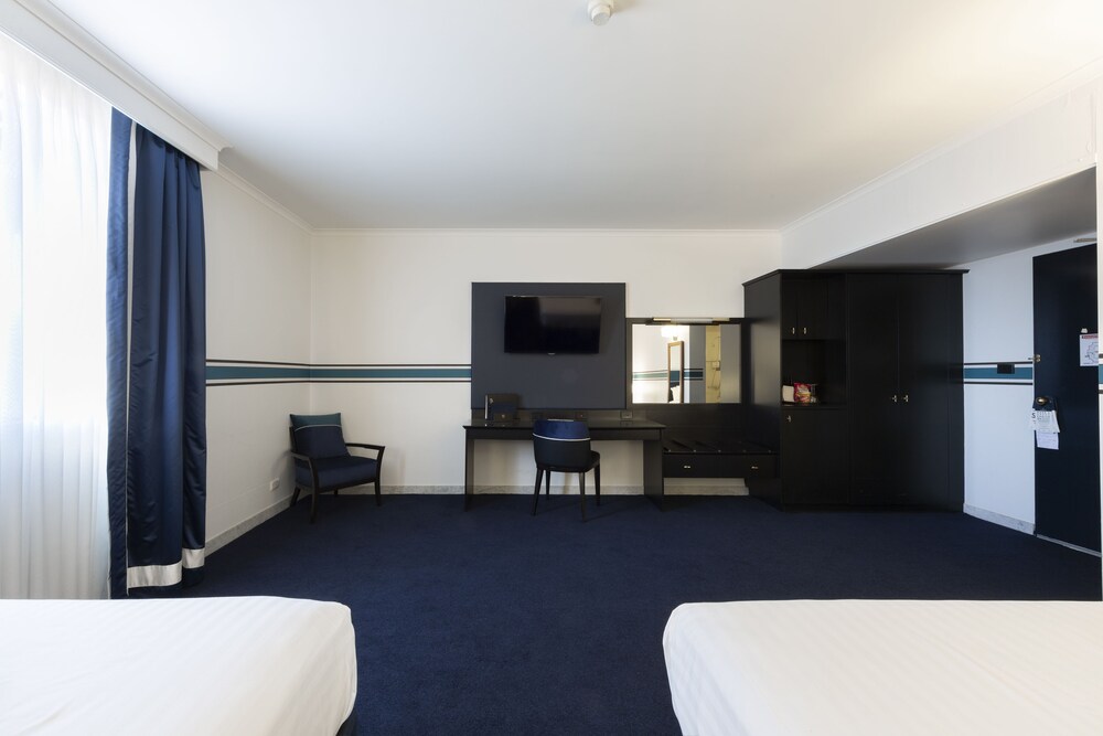 Ramada by Wyndham Diplomat Canberra