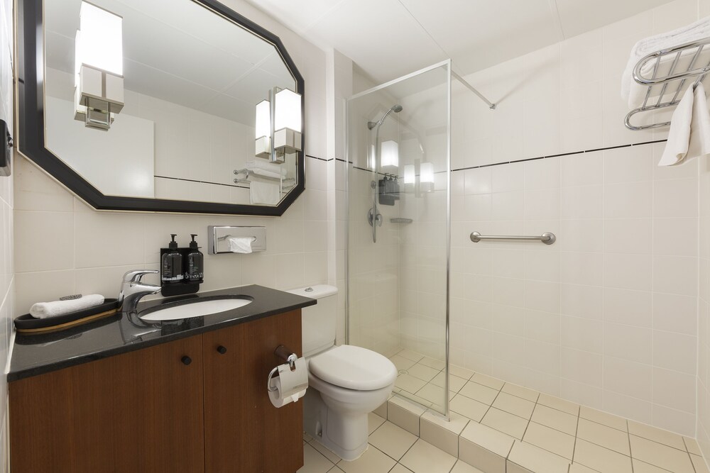 Ramada by Wyndham Diplomat Canberra