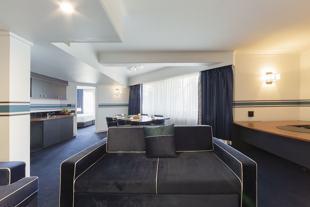 Ramada by Wyndham Diplomat Canberra