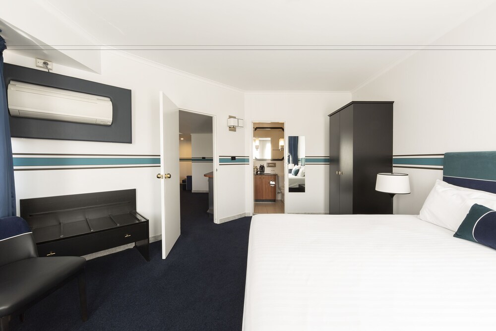 Ramada by Wyndham Diplomat Canberra