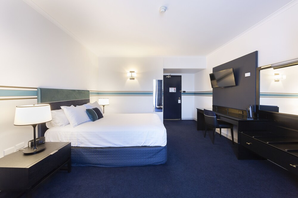 Ramada by Wyndham Diplomat Canberra