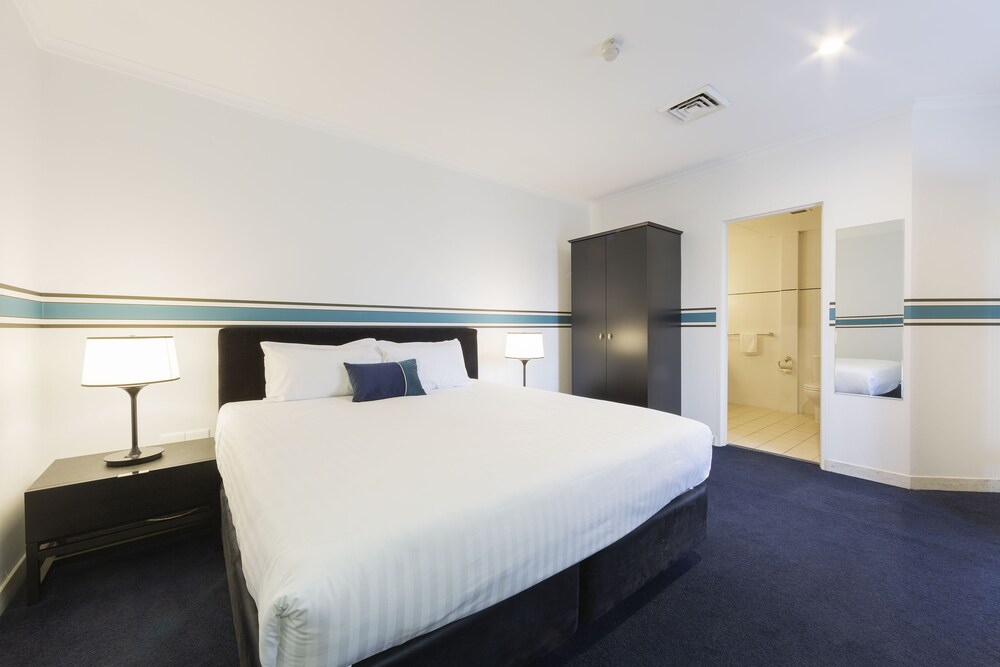 Ramada by Wyndham Diplomat Canberra