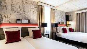 Hypo-allergenic bedding, in-room safe, desk, blackout curtains