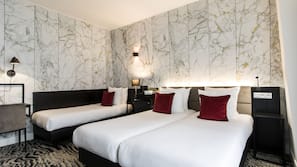 Hypo-allergenic bedding, in-room safe, desk, blackout curtains