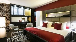 Hypo-allergenic bedding, in-room safe, desk, blackout curtains