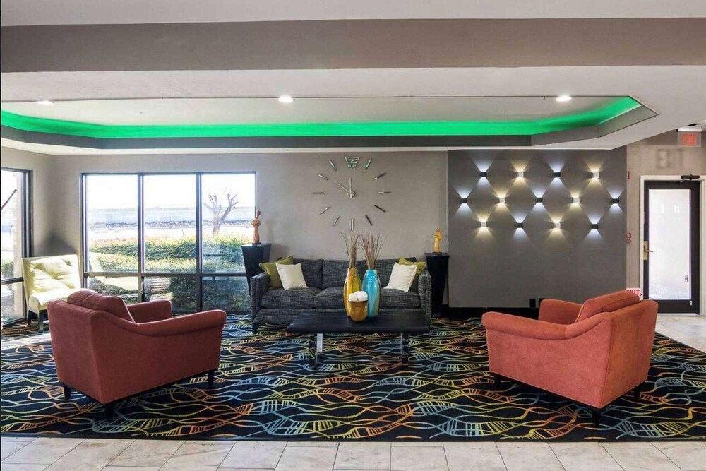 Lobby, Days Inn by Wyndham Fort Worth North / Fossil Creek