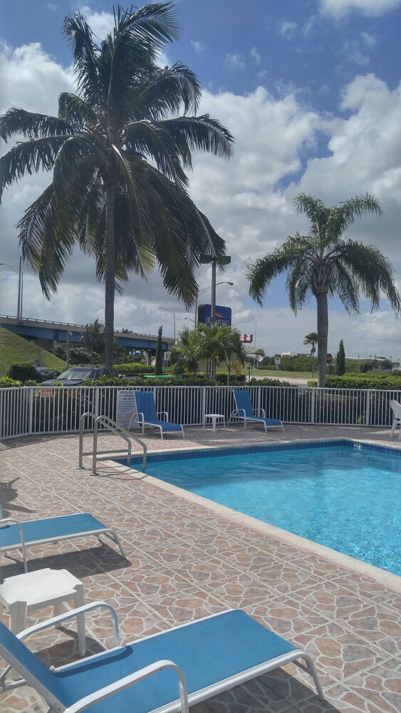 Outdoor pool, Baymont by Wyndham Florida City