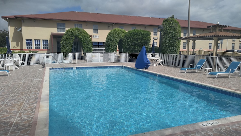 Outdoor pool, Baymont by Wyndham Florida City