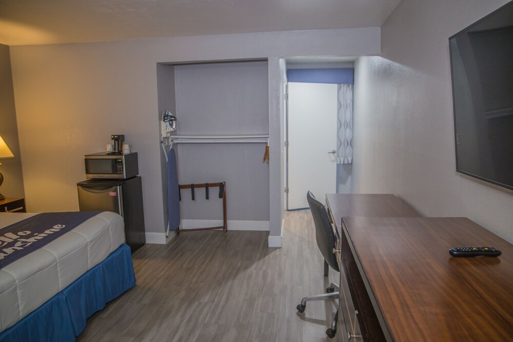 Room, Days Inn by Wyndham Redwood City