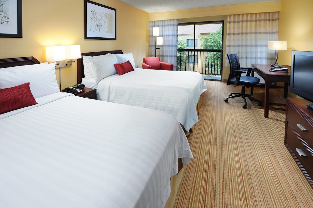 Courtyard by Marriott Houston Hobby Airport