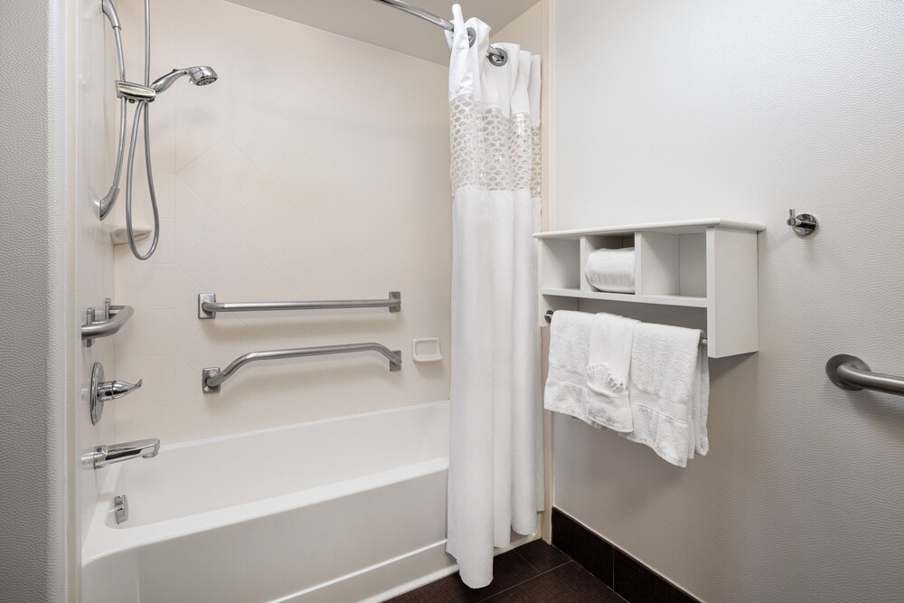 Accessible bathroom, Hampton Inn Boulder - Louisville