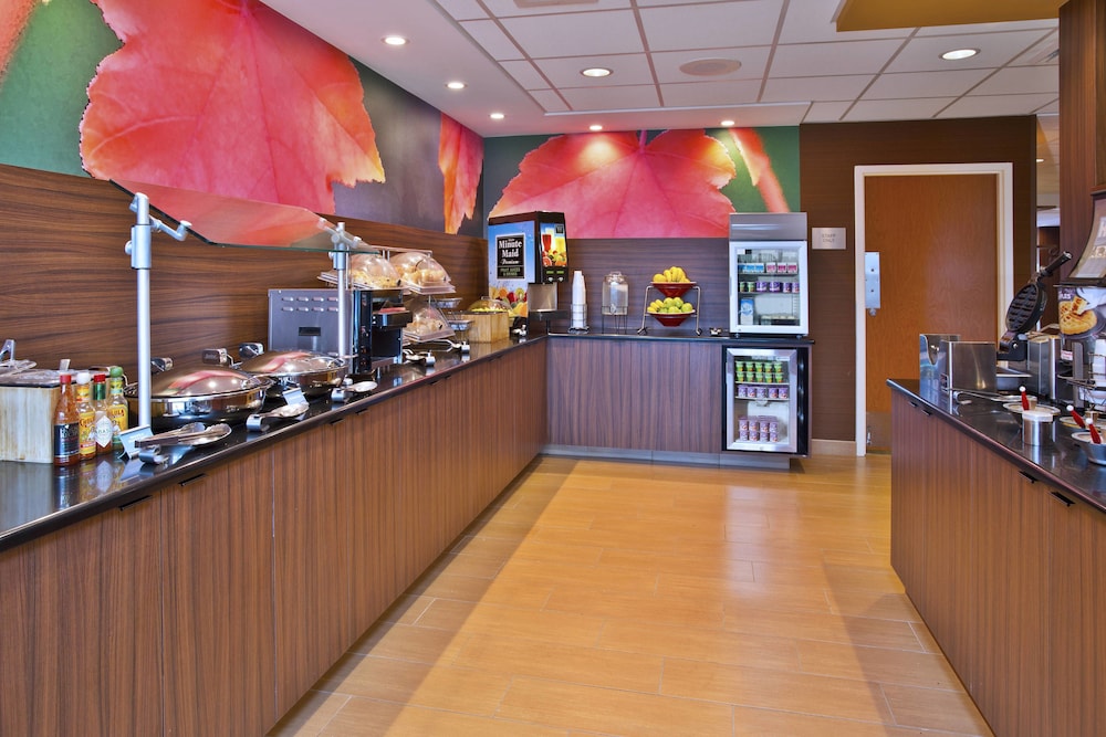 Breakfast meal, Fairfield Inn & Suites by Marriott Madison West/Middleton