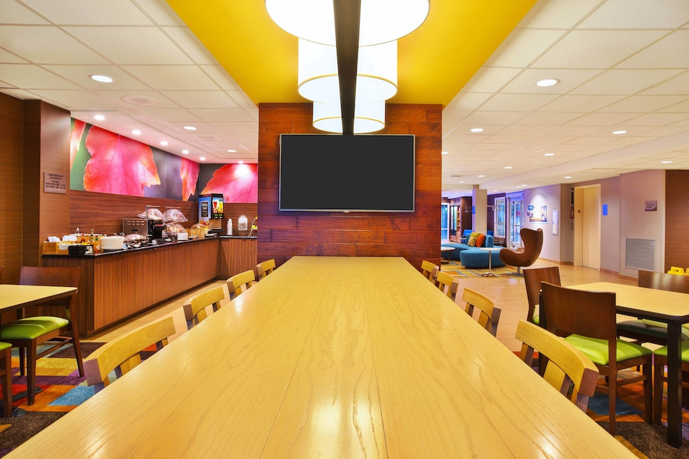 Lobby sitting area, Fairfield Inn & Suites by Marriott Madison West/Middleton