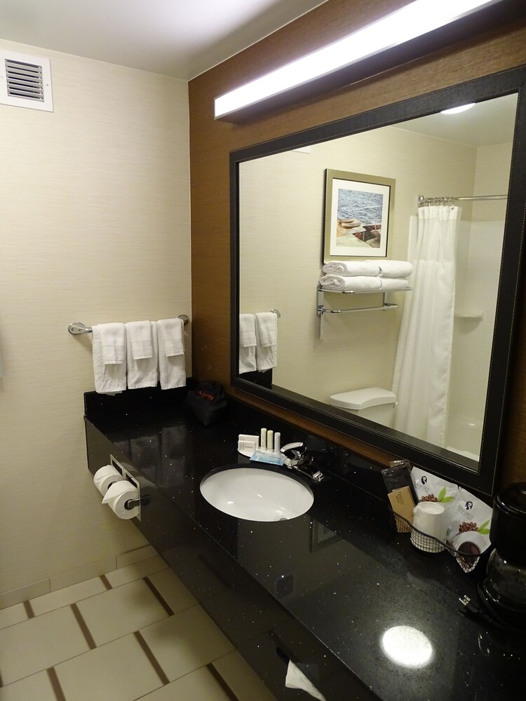 Bathroom, Fairfield Inn & Suites by Marriott Madison West/Middleton