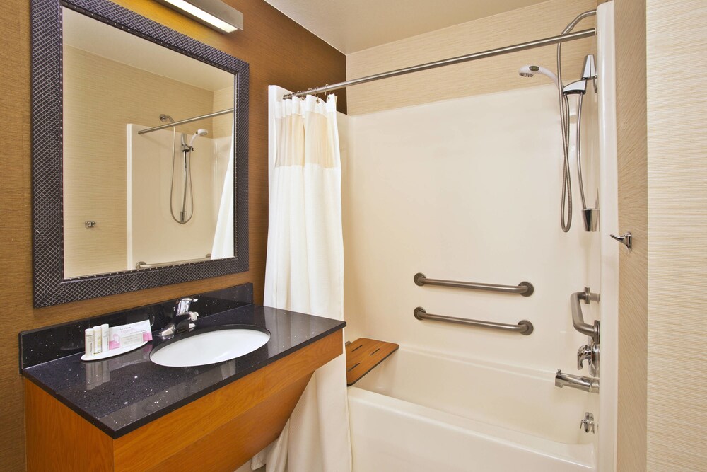 Bathroom, Fairfield Inn & Suites by Marriott Madison West/Middleton