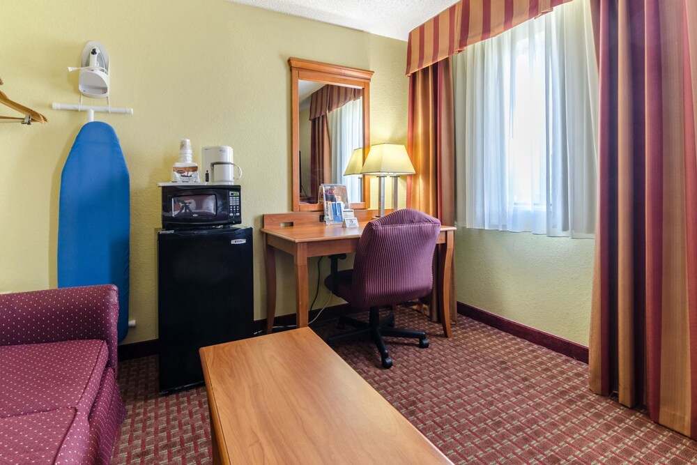 Room, Rodeway Inn & Suites Jacksonville near Camp Lejeune