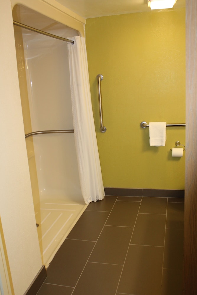 Bathroom, Baymont by Wyndham Newark at University of Delaware