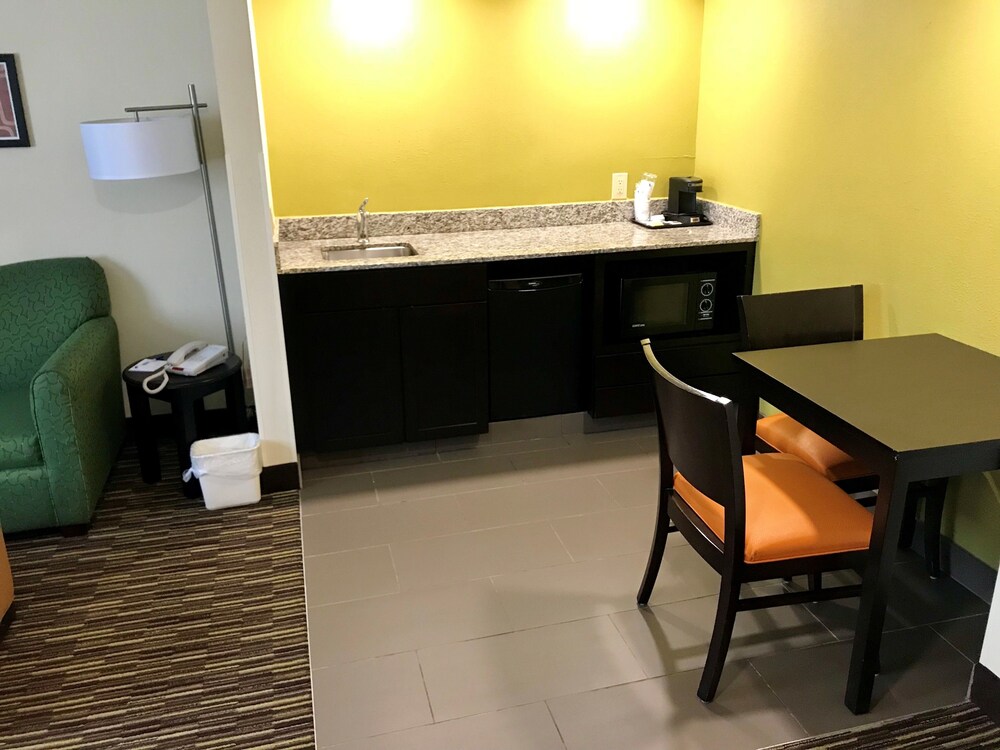 In-room dining, Baymont by Wyndham Newark at University of Delaware