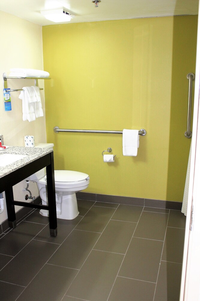 Baño, Baymont by Wyndham Newark at University of Delaware