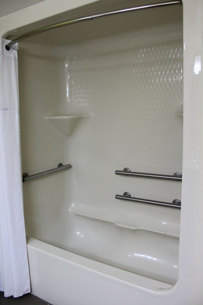 Deep soaking bathtub, Baymont by Wyndham Newark at University of Delaware