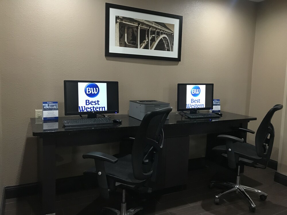 Business center, Regency Inn & Suites