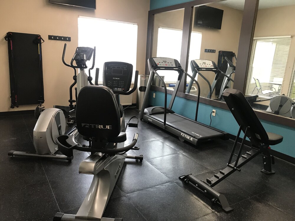 Fitness facility, Regency Inn & Suites