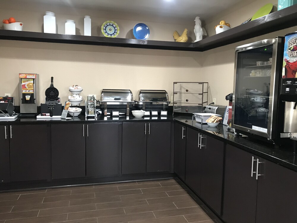 Breakfast buffet, Regency Inn & Suites