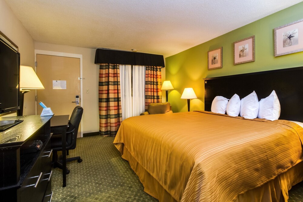 Quality Inn & Suites Moline - Quad Cities