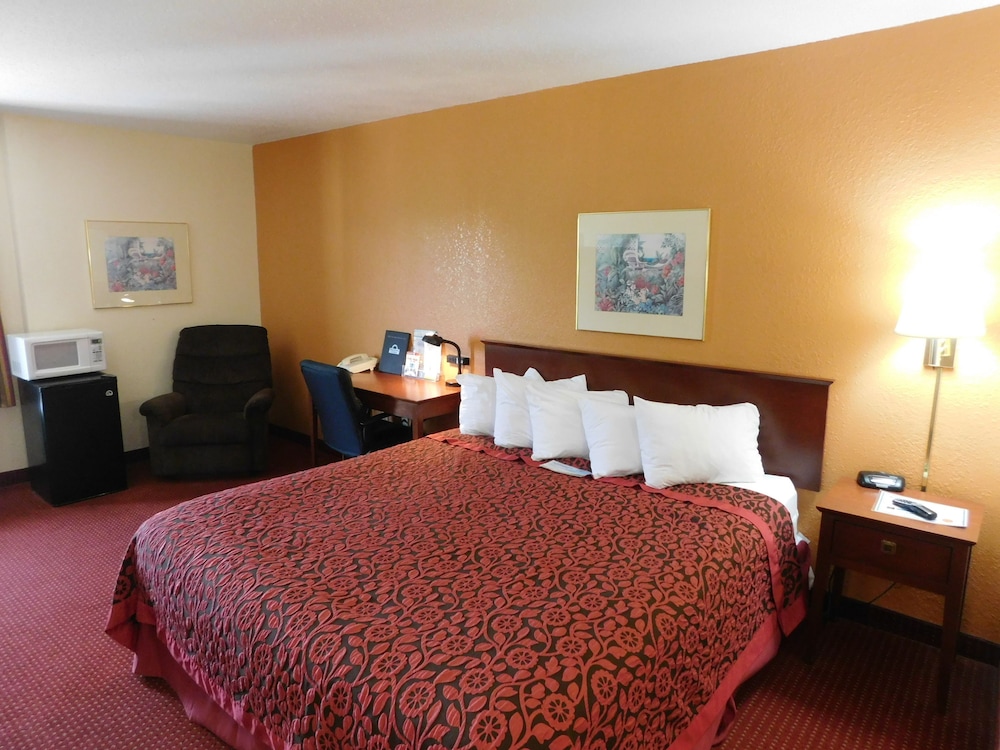 Days Inn & Suites by Wyndham Cedar Rapids