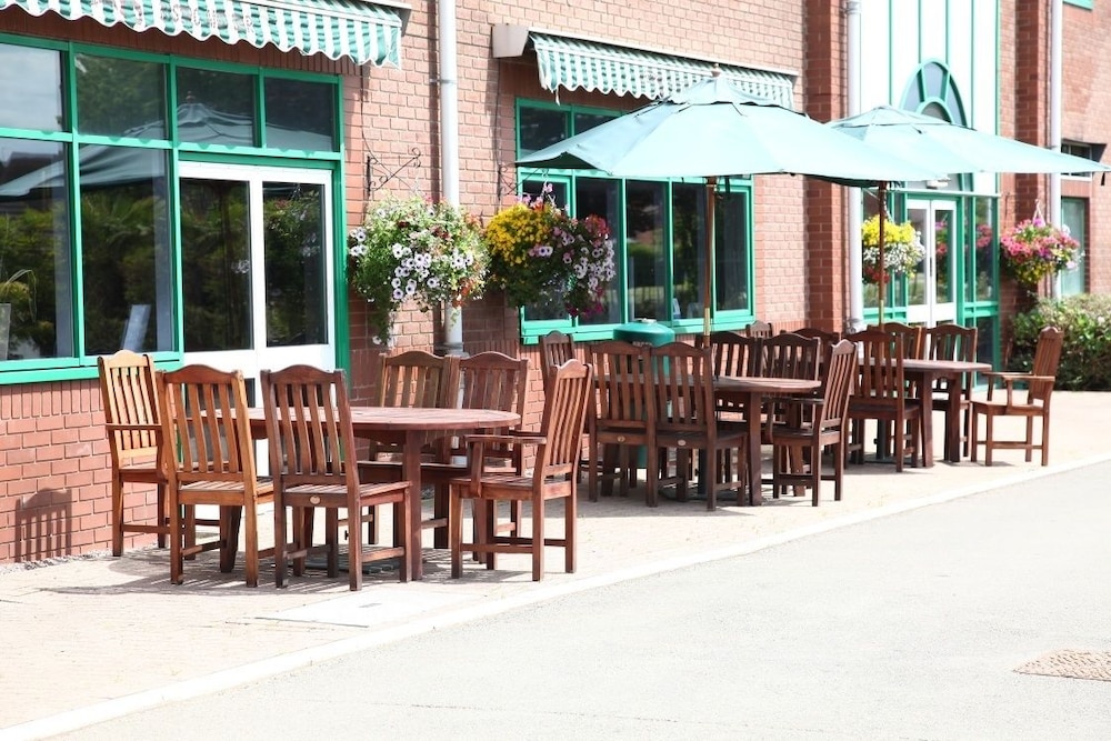 Outdoor dining, Holiday Inn Wolverhampton - Racecourse, an IHG Hotel