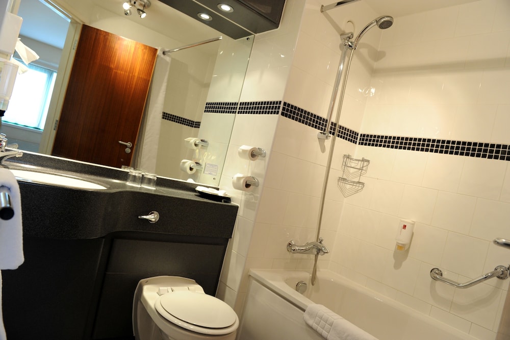 Bathroom, Holiday Inn Wolverhampton - Racecourse, an IHG Hotel