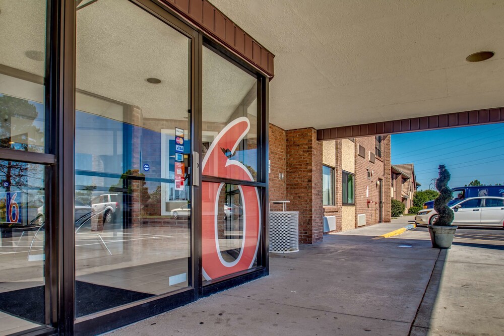 Property entrance, Motel 6 Amherst, NY - Buffalo