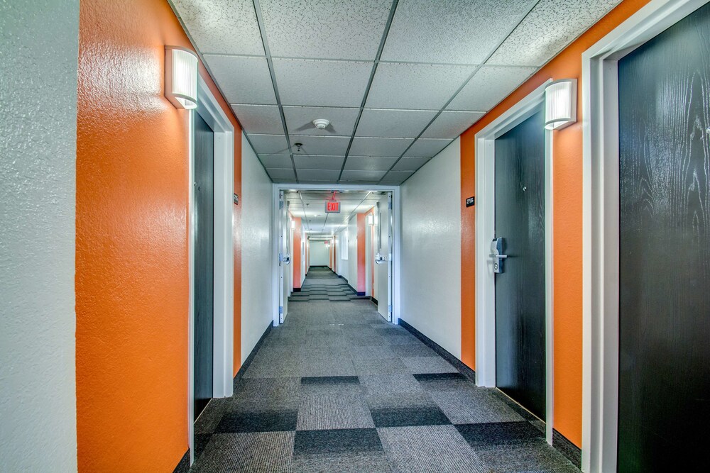 Hallway, Motel 6 Amherst, NY - Buffalo