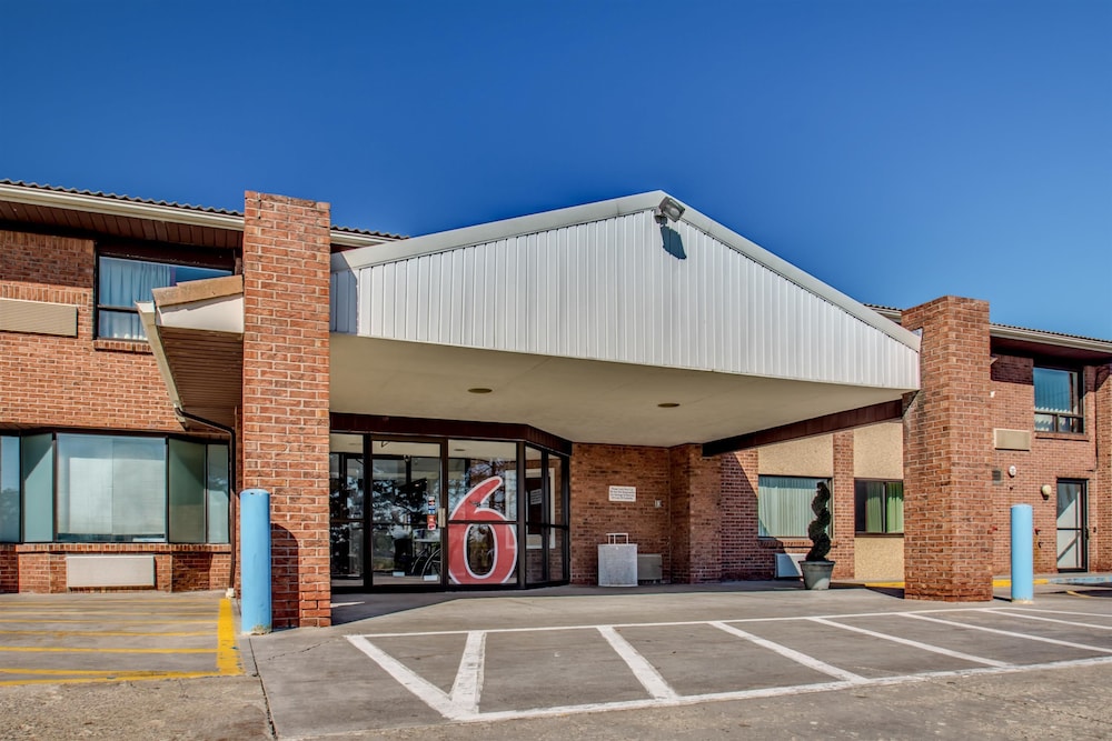 Front of property, Motel 6 Amherst, NY - Buffalo