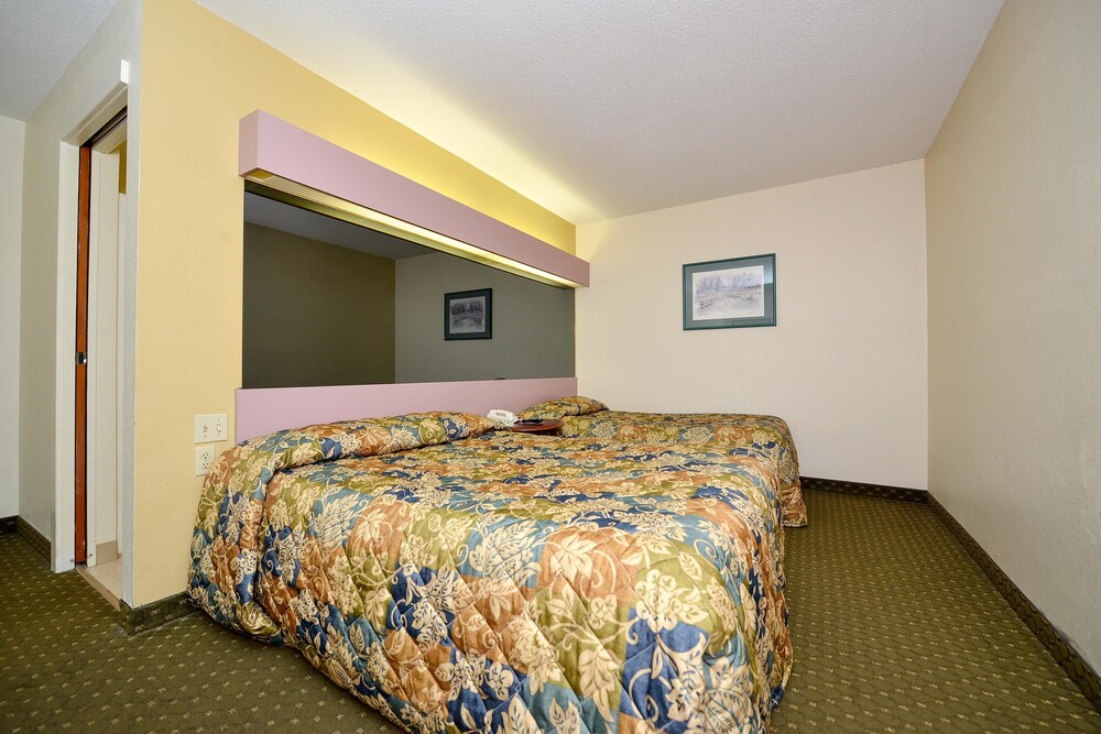 Room, Americas Best Value Inn East Syracuse