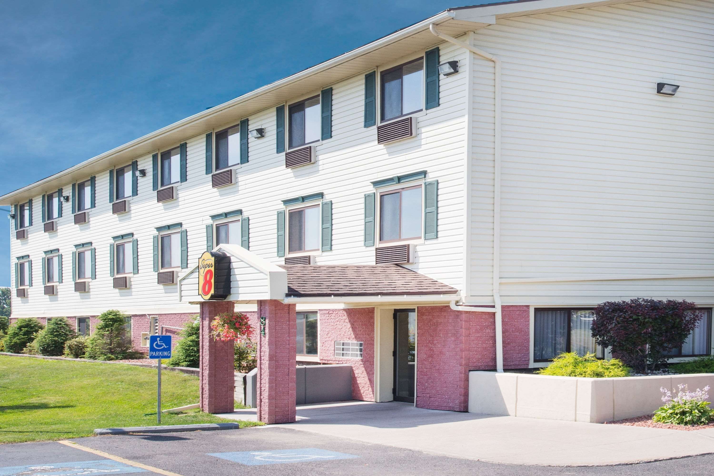 Super 8 by Wyndham Massena NY in Massena, United States