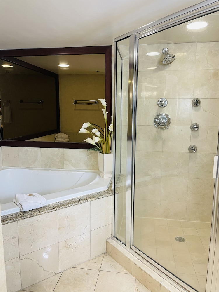 Room Deals for Hollywood Casino Tunica, Robinsonville starting at 55