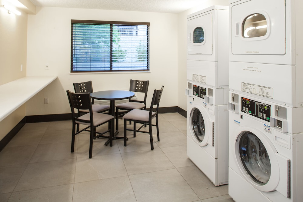 Laundry room, Red Feather Lodge