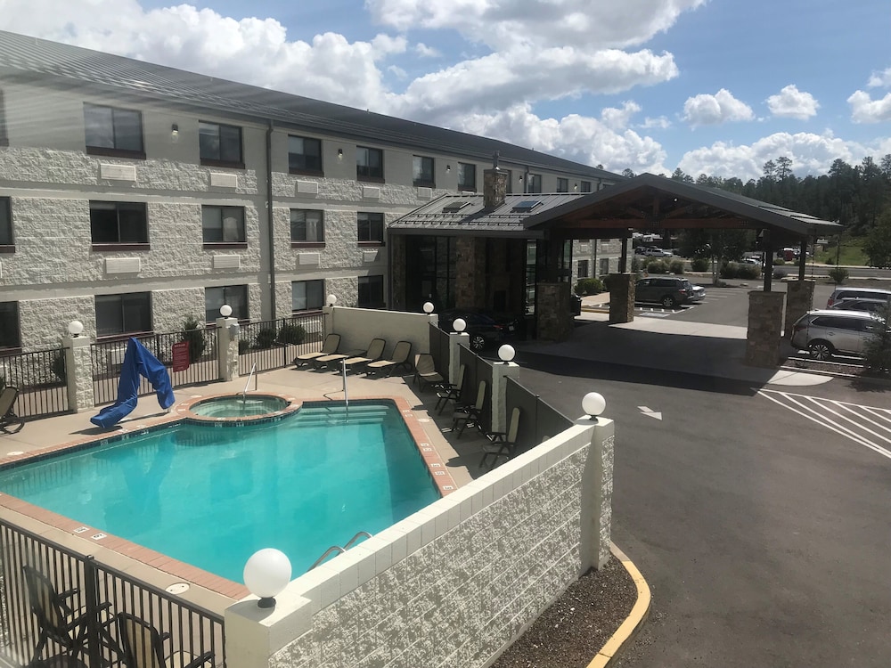 Outdoor pool, Red Feather Lodge