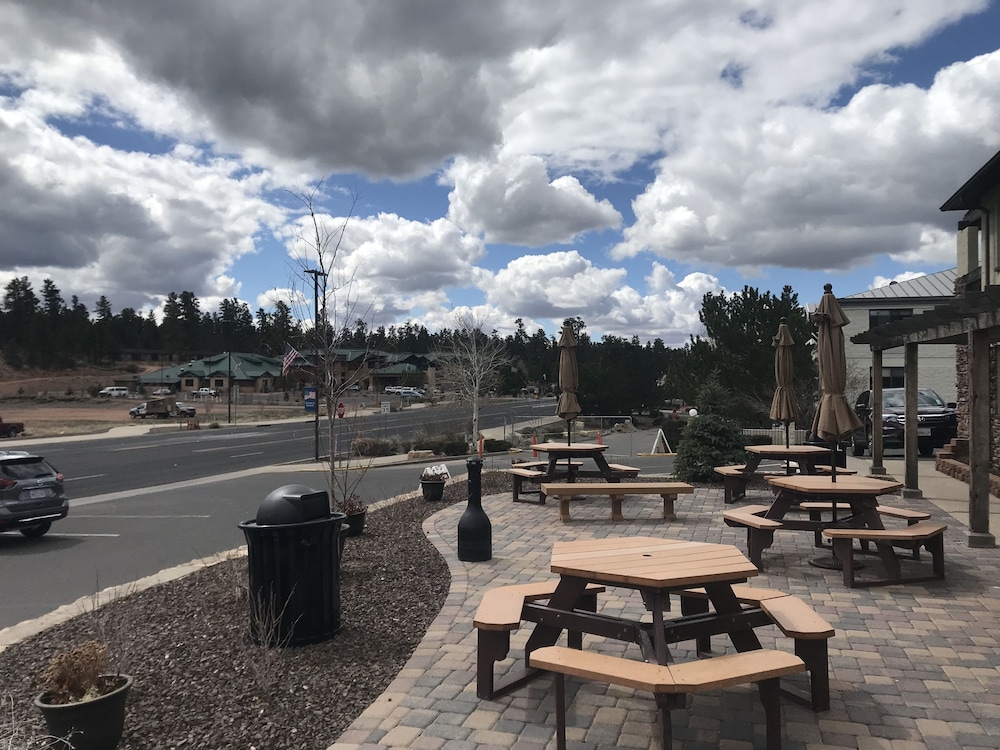 BBQ/picnic area, Red Feather Lodge