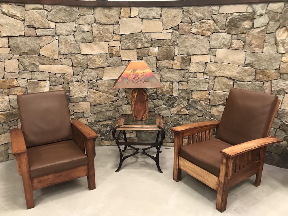 Lobby sitting area, Red Feather Lodge