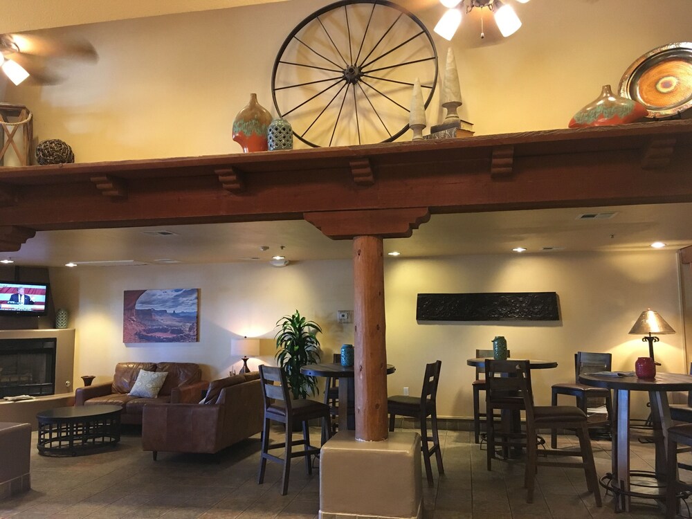 Red Lion Inn Suites Goodyear West Phoenix In Hotel Rates Hotel Entrance Featured Image Lobby