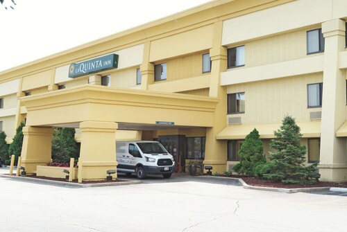 Hotels Near Rock Snow Park Milwaukee Find 48 Hotel Deals Travelocity