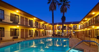 Studio City Court Yard Hotel