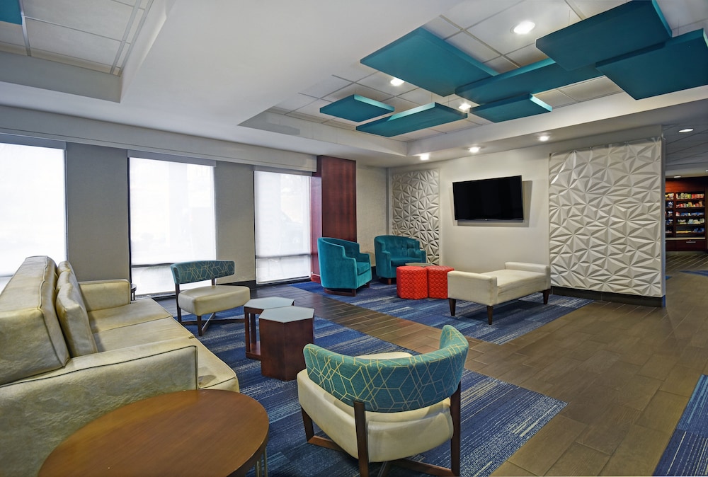 Lobby lounge, Holiday Inn Express & Suites Cincinnati Riverfront, an IHG Hotel